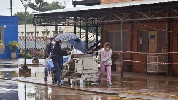 Pacientes fueron trasladados bajo la lluvia y a merced del frío  en  Clínicas