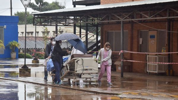 Pacientes fueron trasladados bajo la lluvia y a merced del frío en Clínicas