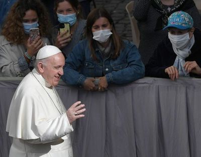 El Papa, feliz por volver a estar entre los fieles y “no hablar a una cámara” - Mundo - ABC Color