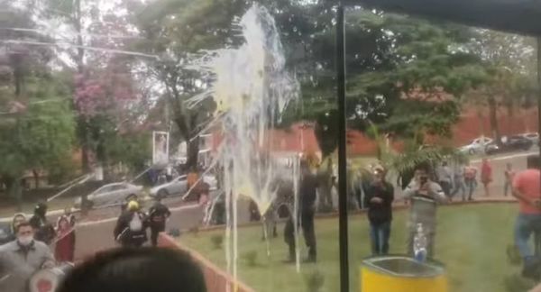 A huevazos escracharon a una concejala colorada de Presidente Franco - Noticiero Paraguay
