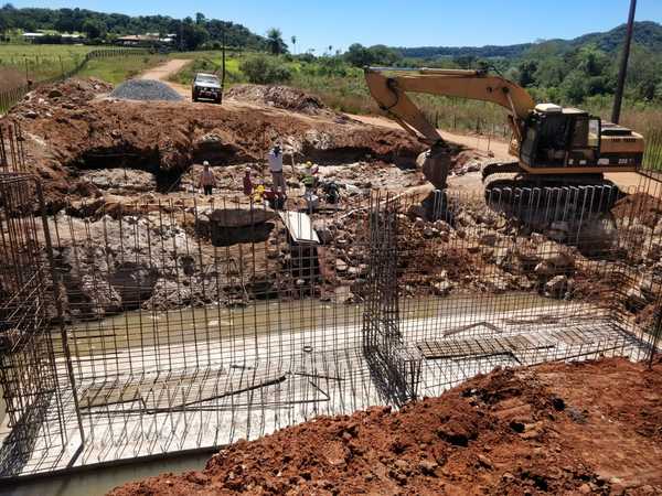 Seis puentes son construidos para romper el aislamiento de 6.000 habitantes de Paraguarí | .::Agencia IP::.