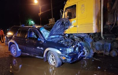 Chocó contra un Scania y quedó atrapado por varios minutos - Nacionales - ABC Color