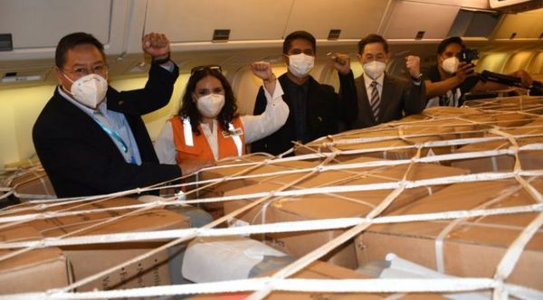 Bolivia recibe un nuevo lote de vacunas Sinopharm y jeringas para el COVID-19