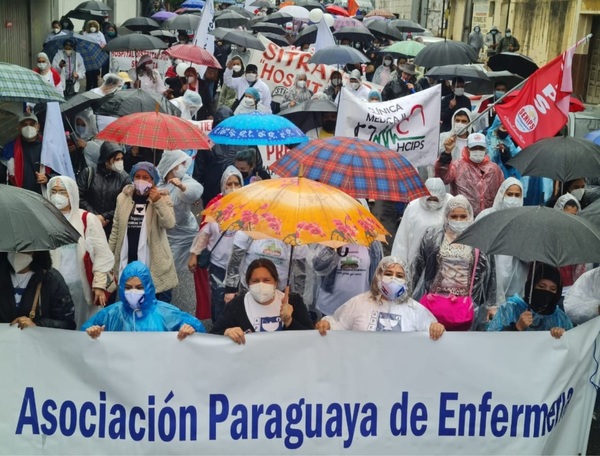 Enfermeros recuerdan su día en medio de reclamos y compañeros fallecidos por COVID-19