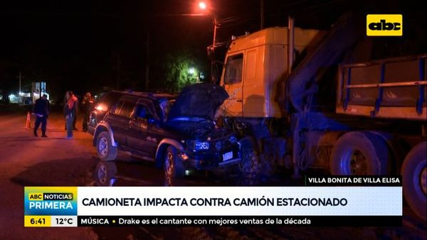 Camioneta impacta contra un camión estacionado - ABC Noticias - ABC Color