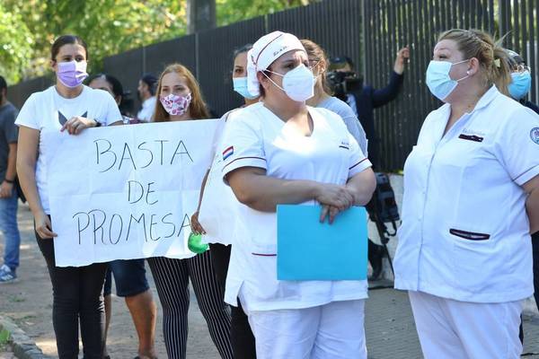 Enfermeros recuerdan a sus caídos a causa del Covid y exigen mejoras laborales | OnLivePy