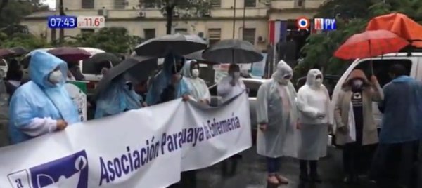 Enfermeros recuerdan a colegas fallecidos y piden que el Gobierno regule la carrera profesional | Noticias Paraguay