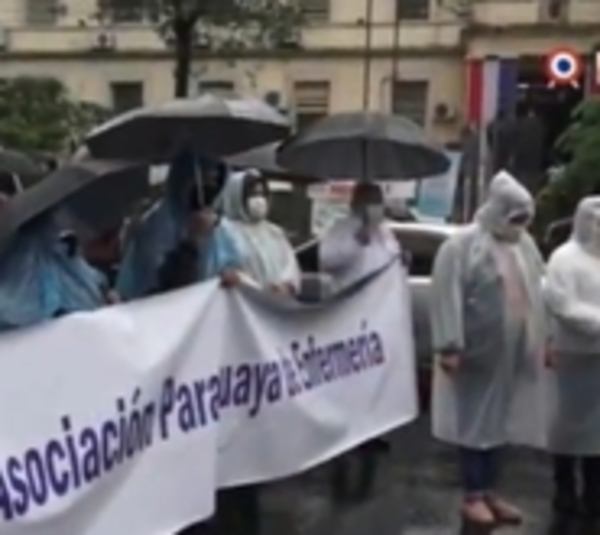 Enfermeros recuerdan a colegas fallecidos a causa del covid  - Paraguay.com