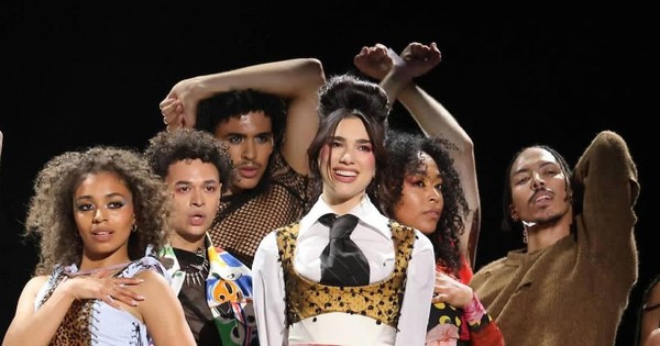 La Nación / Dua Lipa se consagra en unos Brit Awards muy femeninos
