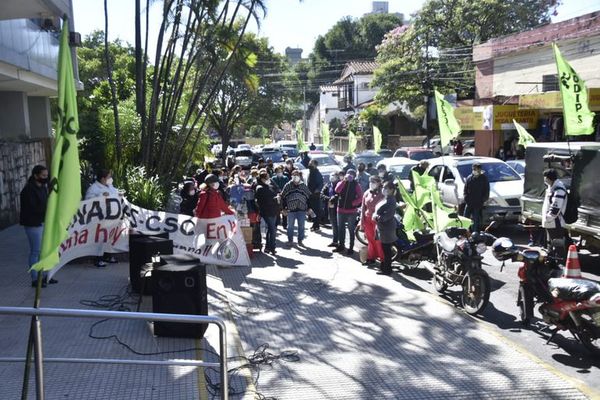 Sindicatos del IPS exigen mejores condiciones laborales y advierten que tomarán acciones más contundentes - Nacionales - ABC Color