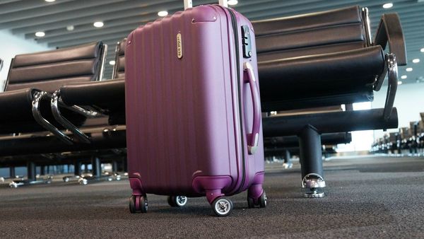 "A ella le cargaron en su maleta", asegura familia de detenida con droga en España