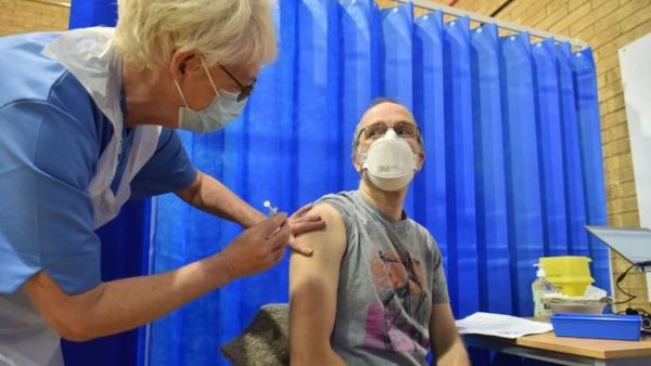 Inglaterra comenzará a vacunar a las personas de 38 y 39 años | .::Agencia IP::.