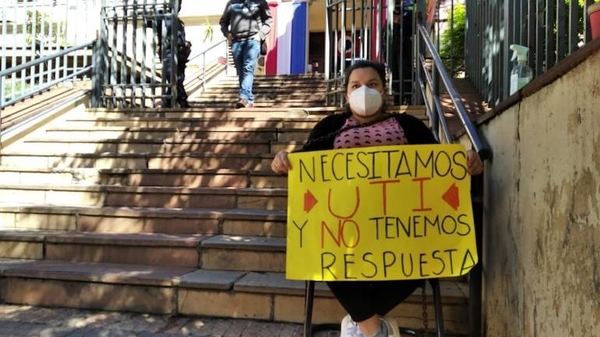 Diario HOY | Embarazada se encadenó frente a Salud para pedir cama de UTI para su padre