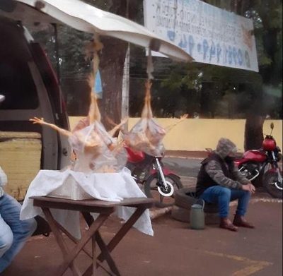 Feriantes se desentienden de personas que comercializan productos a las fueras del local