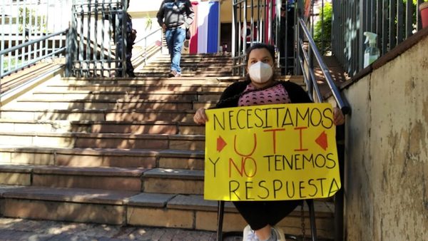 Joven embarazada se encadena frente al Ministerio de Salud pidiendo una cama de UTI para su papá | Ñanduti
