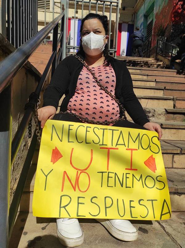 Embarazada se encadenó frente a Salud Pública por una cama para su padre – Prensa 5