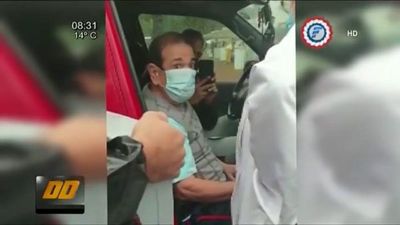 Carlitos Vera recibe primera dosis de vacuna contra el Covid-19