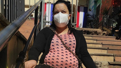 Crónica / Embarazada se encadenó frente a Salud Pública