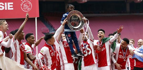 “Un trozo de historia para ustedes”: Ajax fundió su trofeo de campeón para repartirlo entre sus aficionados - Megacadena — Últimas Noticias de Paraguay