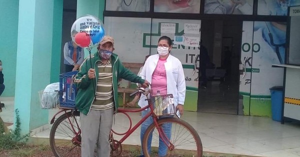 La Nación / Don Isaac pedaleó 8 kilómetros para vacunarse contra el COVID-19