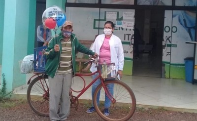 Adulto de 72 años bicicleteó 16 km para vacunarse contra el covid-19