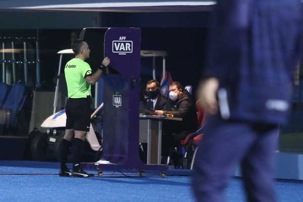 “Si el árbitro interpreta el hecho, el VAR no sirve”, dice vicepresidente de APF