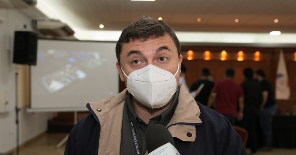 La Nación / Observadores internacionales auditan máquinas de votación y sistema de transmisión