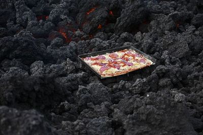 En Guatemala, cocinan una pizza con el calor de un volcán