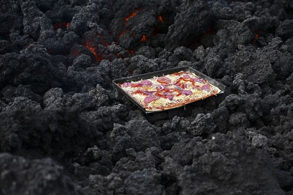 En Guatemala, cocinan una pizza con el calor de un volcán