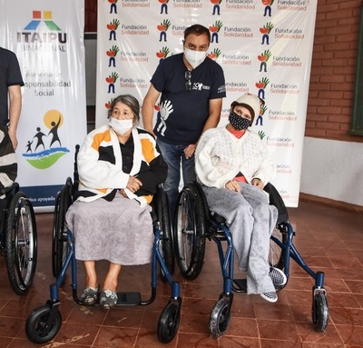 Dpto. de Caaguazú: Entregan sillas de rueda a personas con discapacidad