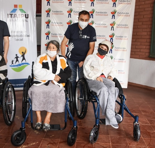 Dpto. de Caaguazú: Entregan sillas de rueda a personas con discapacidad