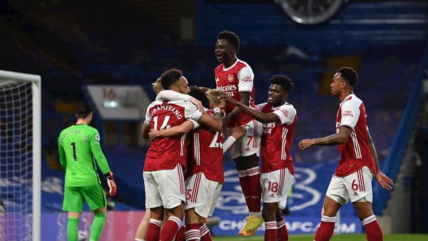 Arsenal gana el derbi al Chelsea y se acerca a Europa