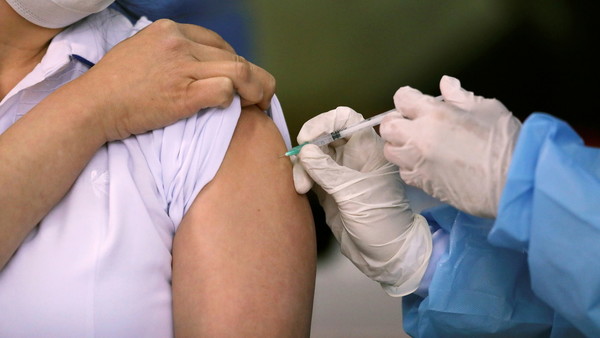 Reacios a vacunas contra Covid, adultos mayores son abiertos a anti influenza - ADN Digital