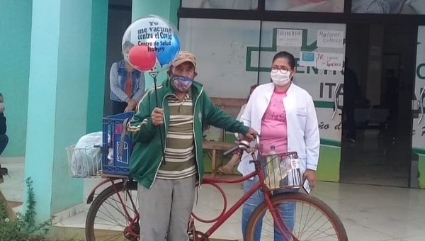 Pedaleando llegó hasta el vacunatorio para inmunizarse