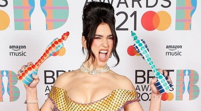 Dua Lipa, triunfadora absoluta de la colorida fiesta de los premios Brit