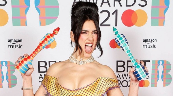 Dua Lipa, triunfadora absoluta de la colorida fiesta de los premios Brit