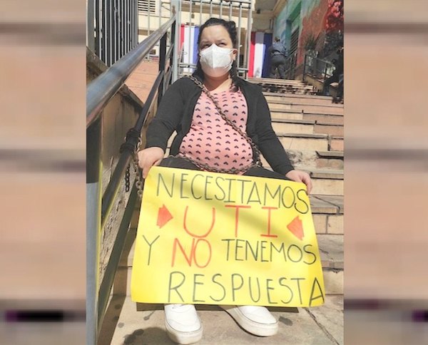 Crónica / Se encadenó por una terapia para su padre