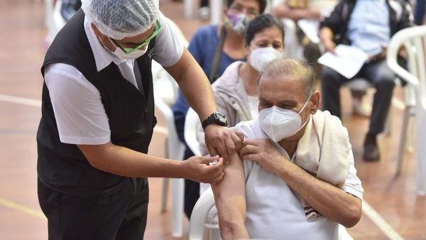 A partir del lunes 17 les tocaría el turno a adultos de 65 años y más