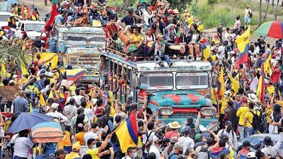 Masiva huelga pone más presión sobre el Gobierno colombiano