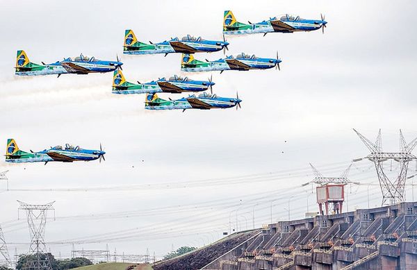 Sobrevuelo de aviones militares brasileños genera susto en el Este - Nacionales - ABC Color