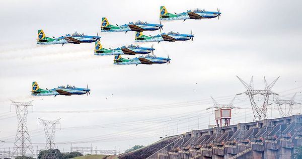 Sobrevuelo de aviones militares brasileños genera susto en el Este - Noticiero Paraguay