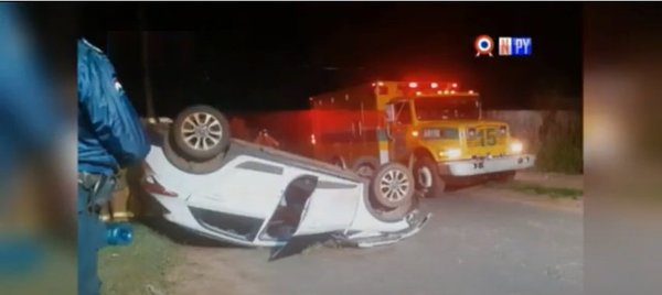 Camioneta que trasladaba un enfermo terminó volcando | Noticias Paraguay
