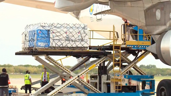 Vuelve un nuevo vuelo de Aerolíneas Argentinas con 500 mil dosis de Sputnik V | .::Agencia IP::.