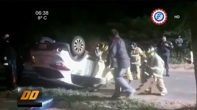 Llevaban a una enferma y volcaron a metros del hospital