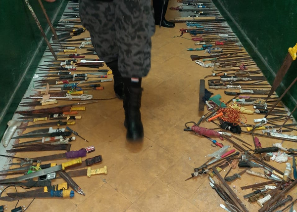 Incautan armas blancas tras requisa en Tacumbú - Noticiero Paraguay