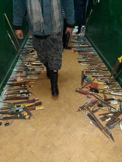 Incautan gran cantidad de armas blancas en cárcel de Tacumbú