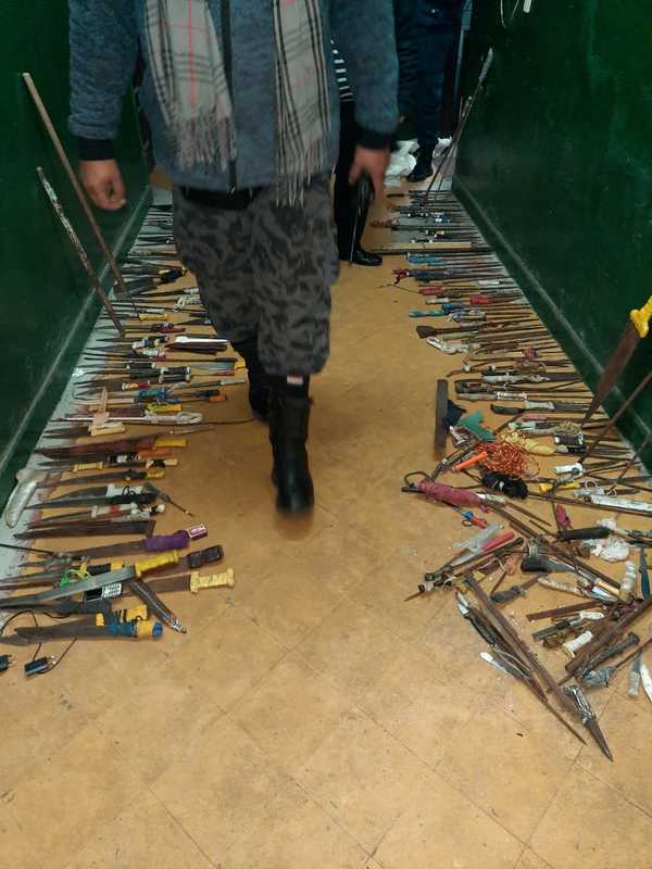 Incautan gran cantidad de armas blancas en cárcel de Tacumbú