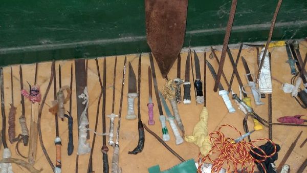 Varios cuchillos de fabricación casera se incautan en Tacumbú