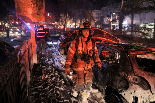 Árabes incendian vehículos de judíos y provocan daños a edificios en Israel