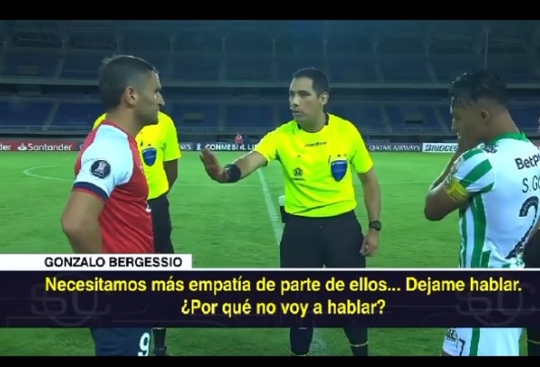 El tenso intercambio entre capitán y árbitro tras incidentes
